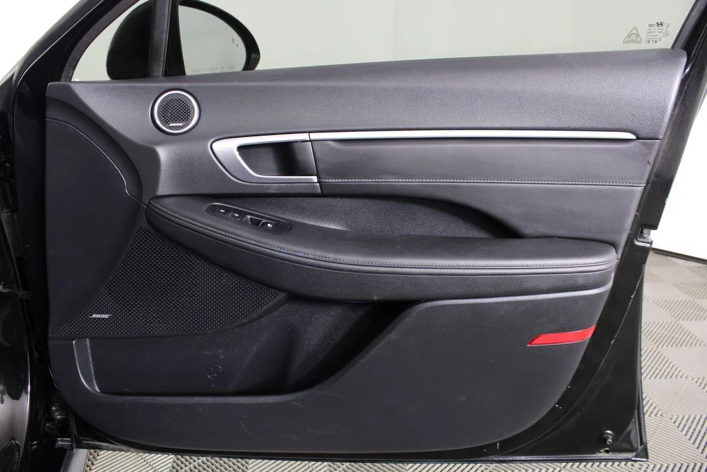 Used 2022 Phantom Black Hyundai Limited image 8