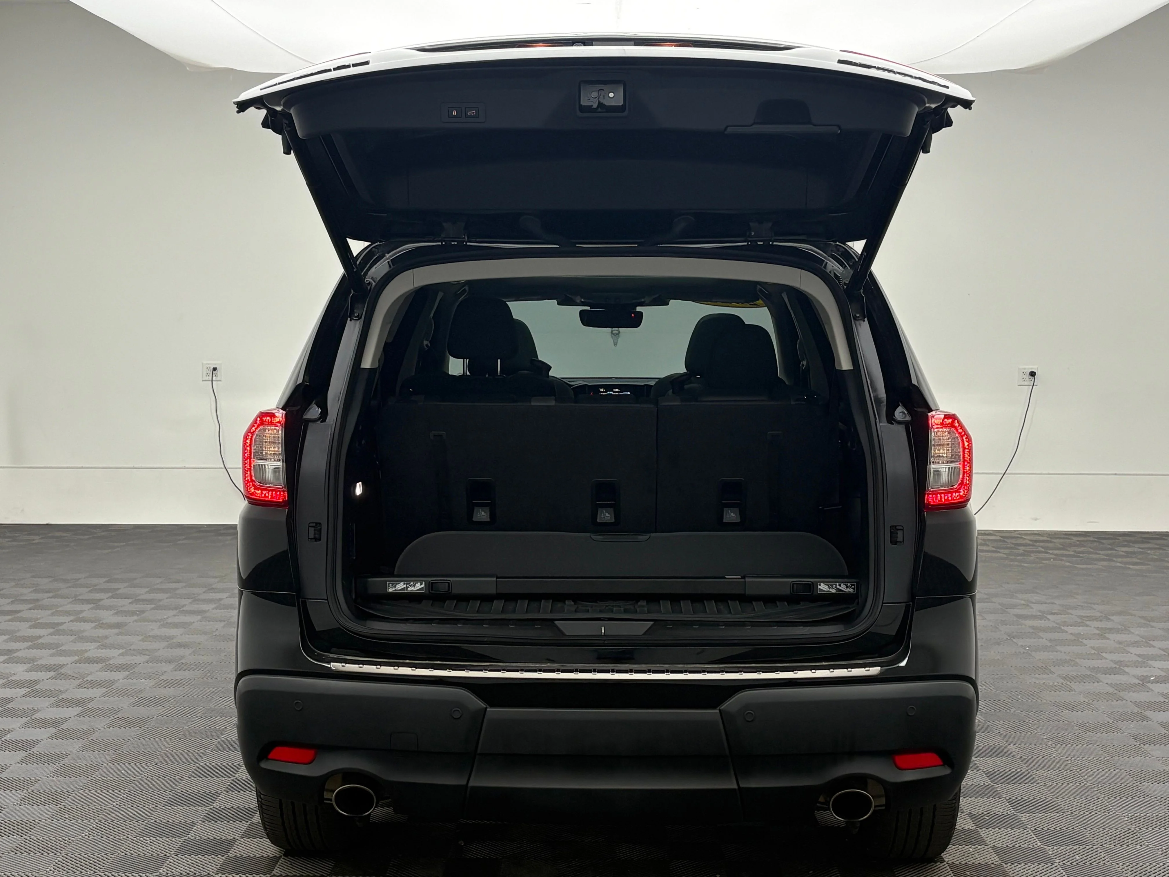 Used 2025 Crystal Black Silica Subaru Onyx Edition image 10