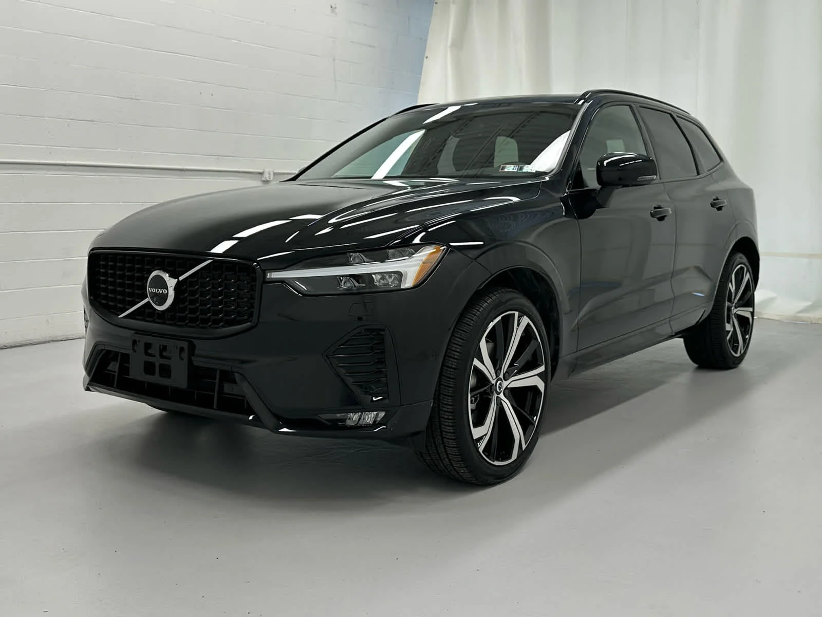 Used 2025 Onyx Black Metallic Volvo Ultra image 4
