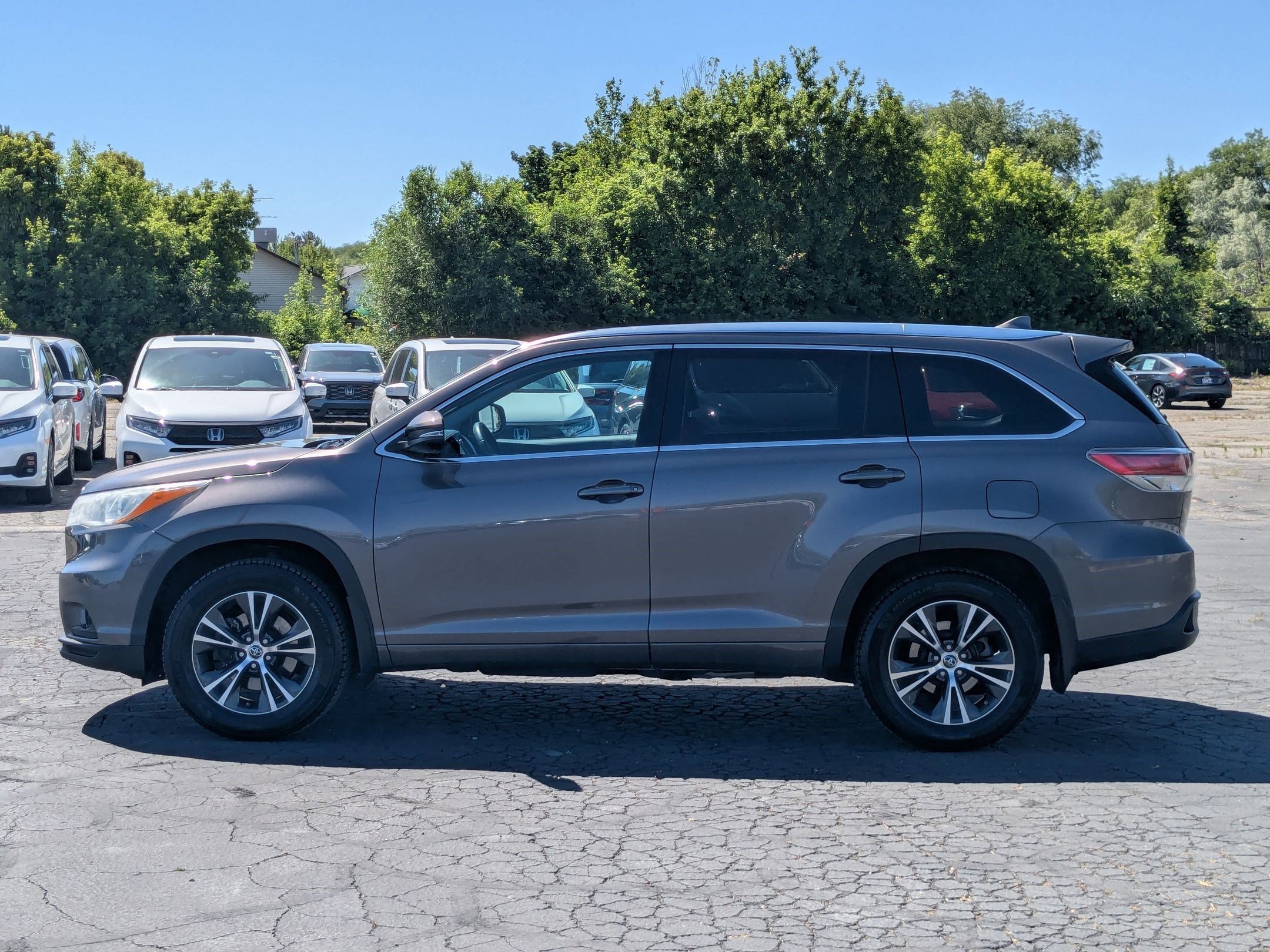 Used 2016 Predawn Gray Mica Toyota XLE image 7