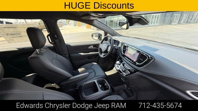 2026 Chrysler Pacifica Select - Photo 39