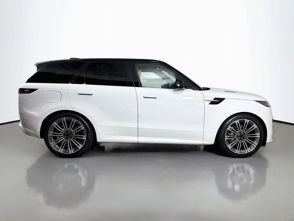 New 2026 Fuji White Land Rover Dynamic SE image 4