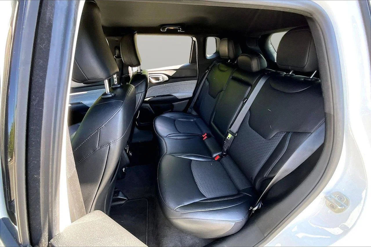 Used 2024 White/off-white Jeep Latitude image 21