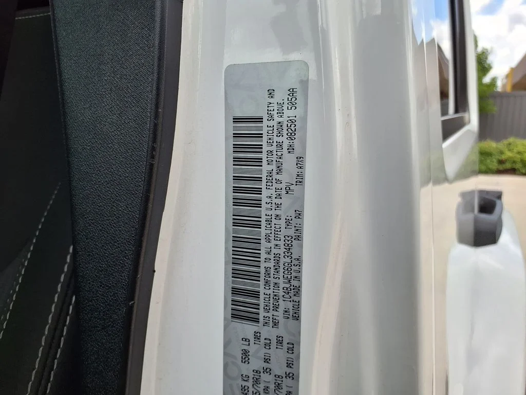 Used 2016 White Jeep Unlimited Sahara image 33