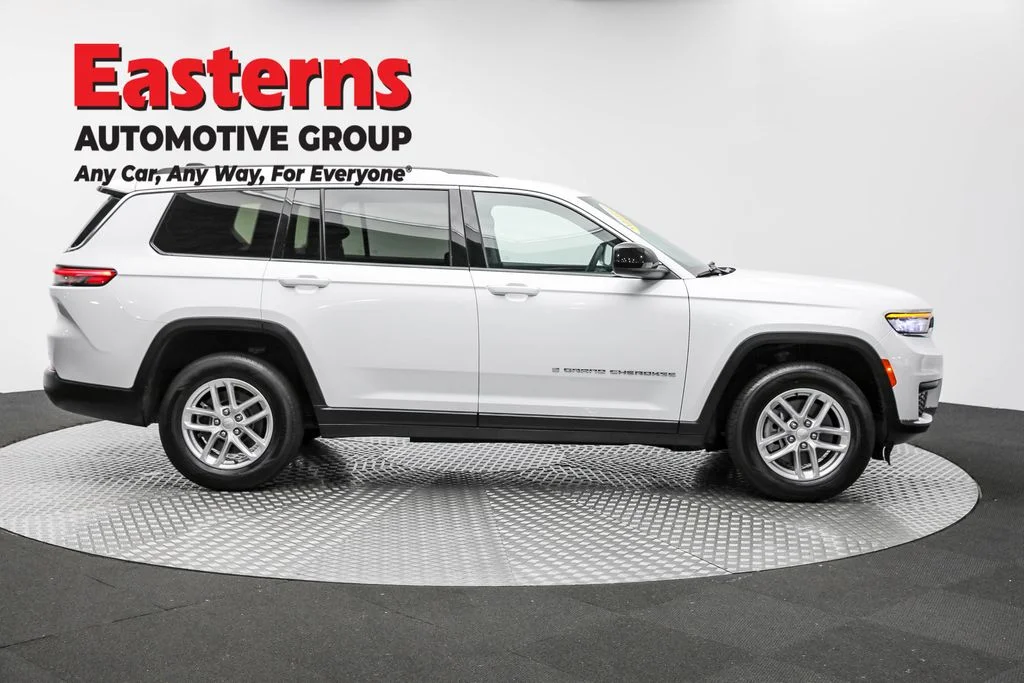 Used 2023 White Jeep Laredo image 4