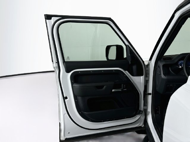 New 2026 White Land Rover X-Dynamic SE image 11