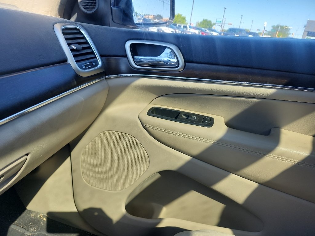 Used 2015 Champagne Jeep Limited image 28