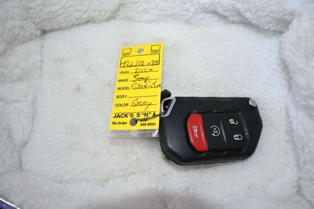 Used 2020 Billet Silver Metallic Clearcoat Jeep Sport image 28