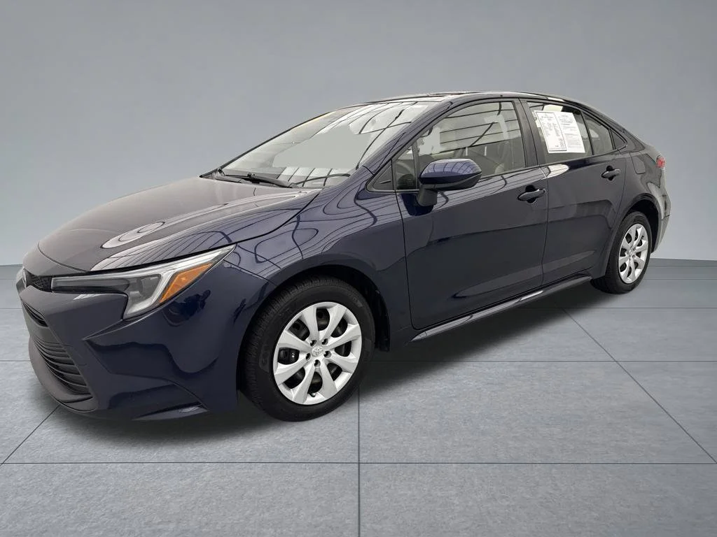 Used 2023  Toyota LE image 3