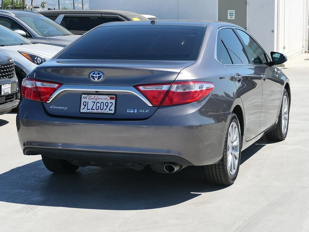 Used 2017 Gray Toyota XLE image 3