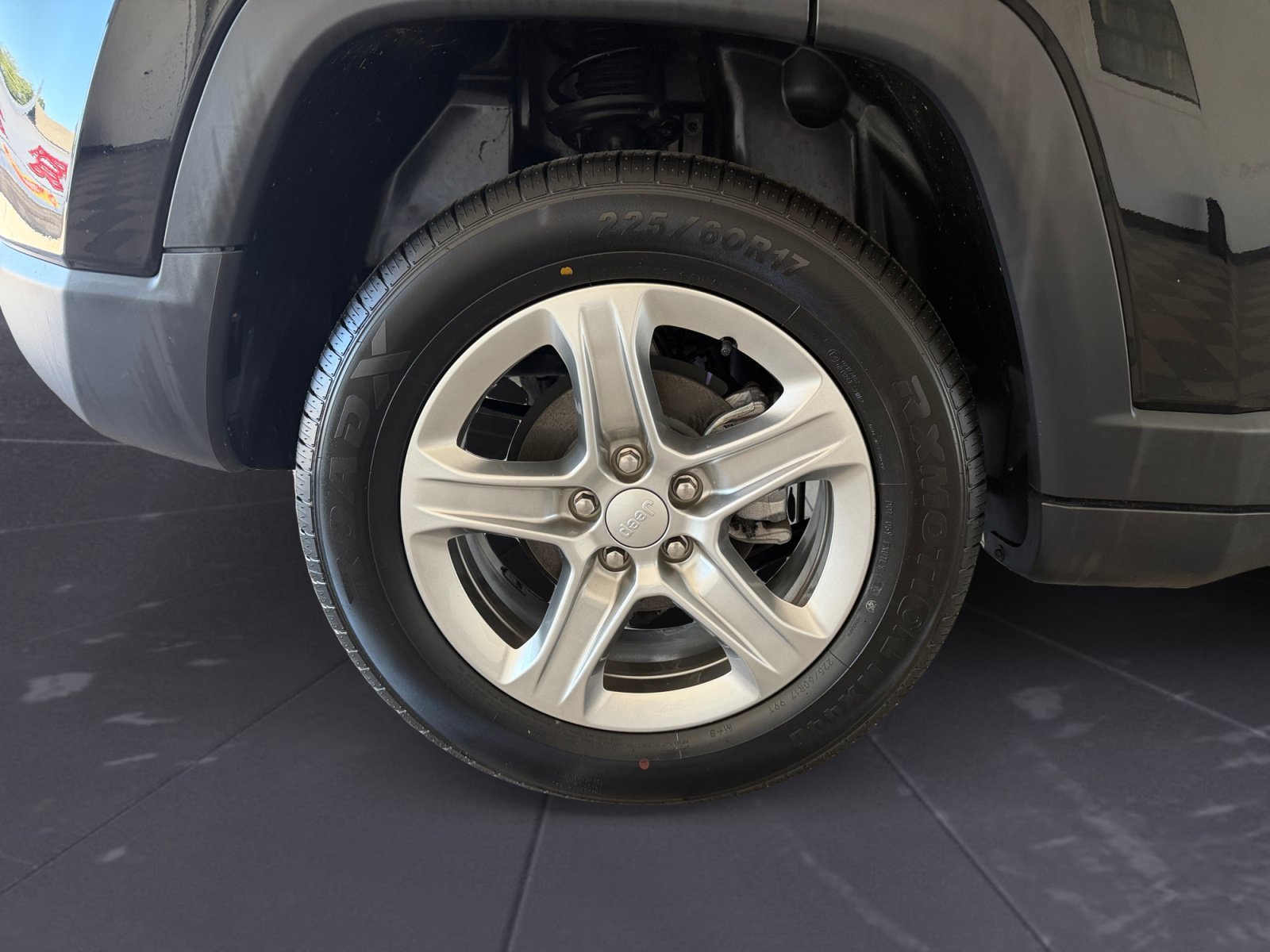 Used 2023 Diamond Black Crystal Pearlcoat Jeep Latitude image 45
