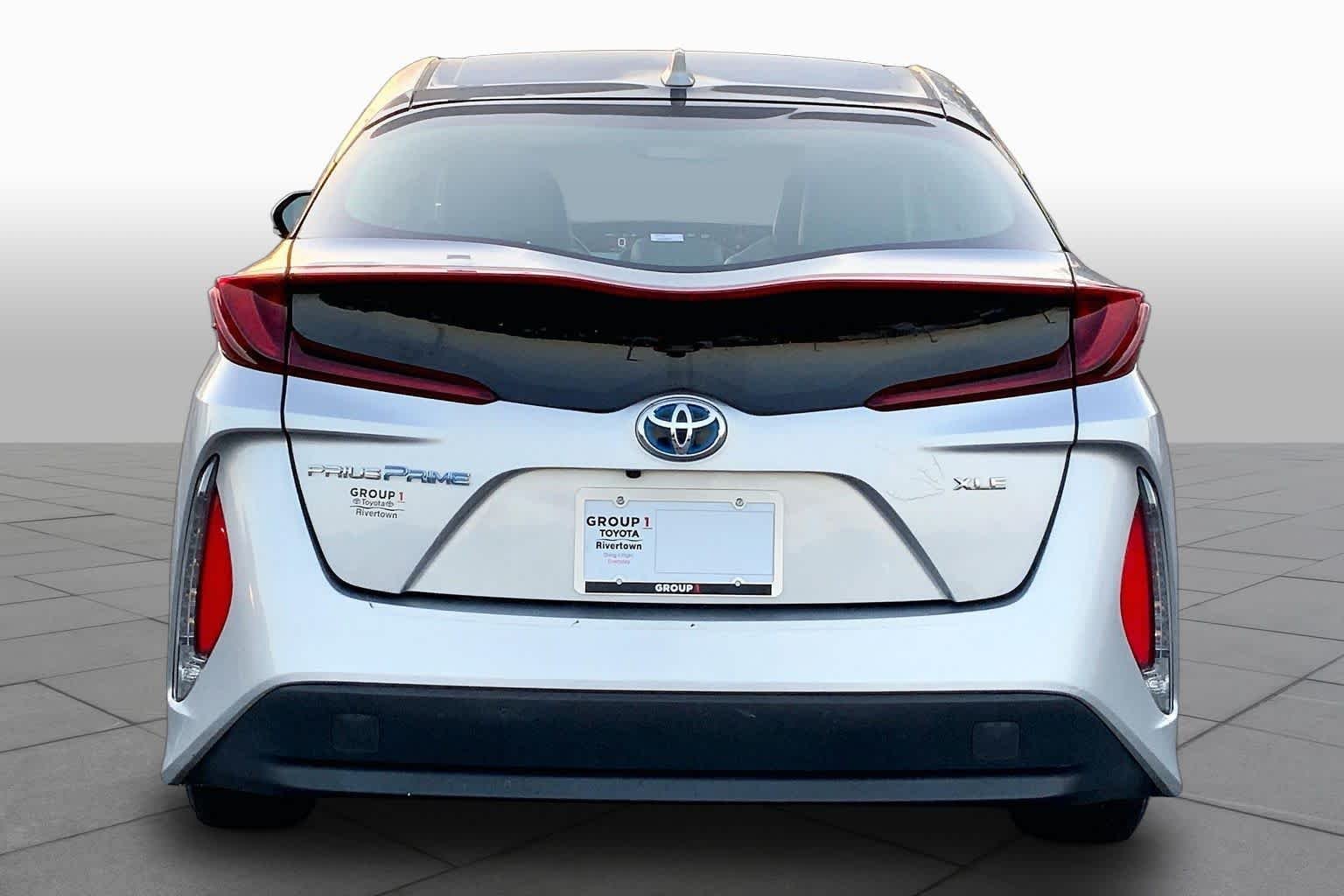 Used 2021 Classic Silver Metallic Toyota XLE image 5