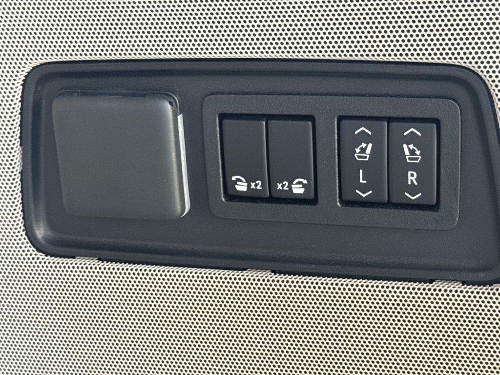 Used 2021 White Cadillac Sport Platinum image 19