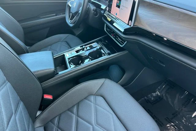 Used 2024  Volkswagen 2.0T SE w/Technology image 19