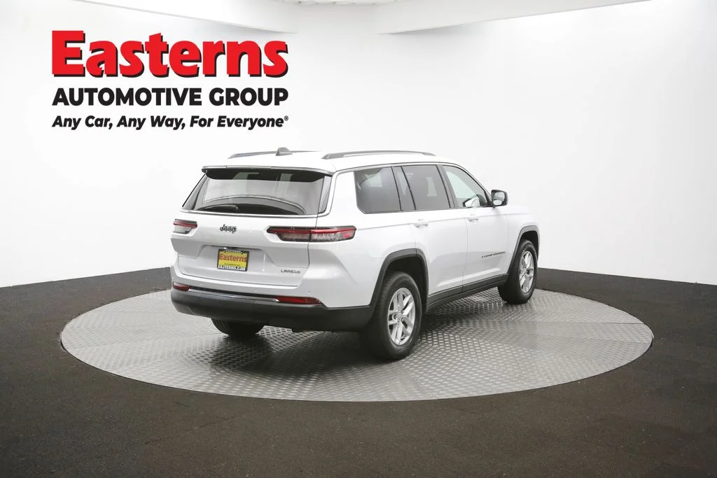 Used 2023 White Jeep Laredo image 41
