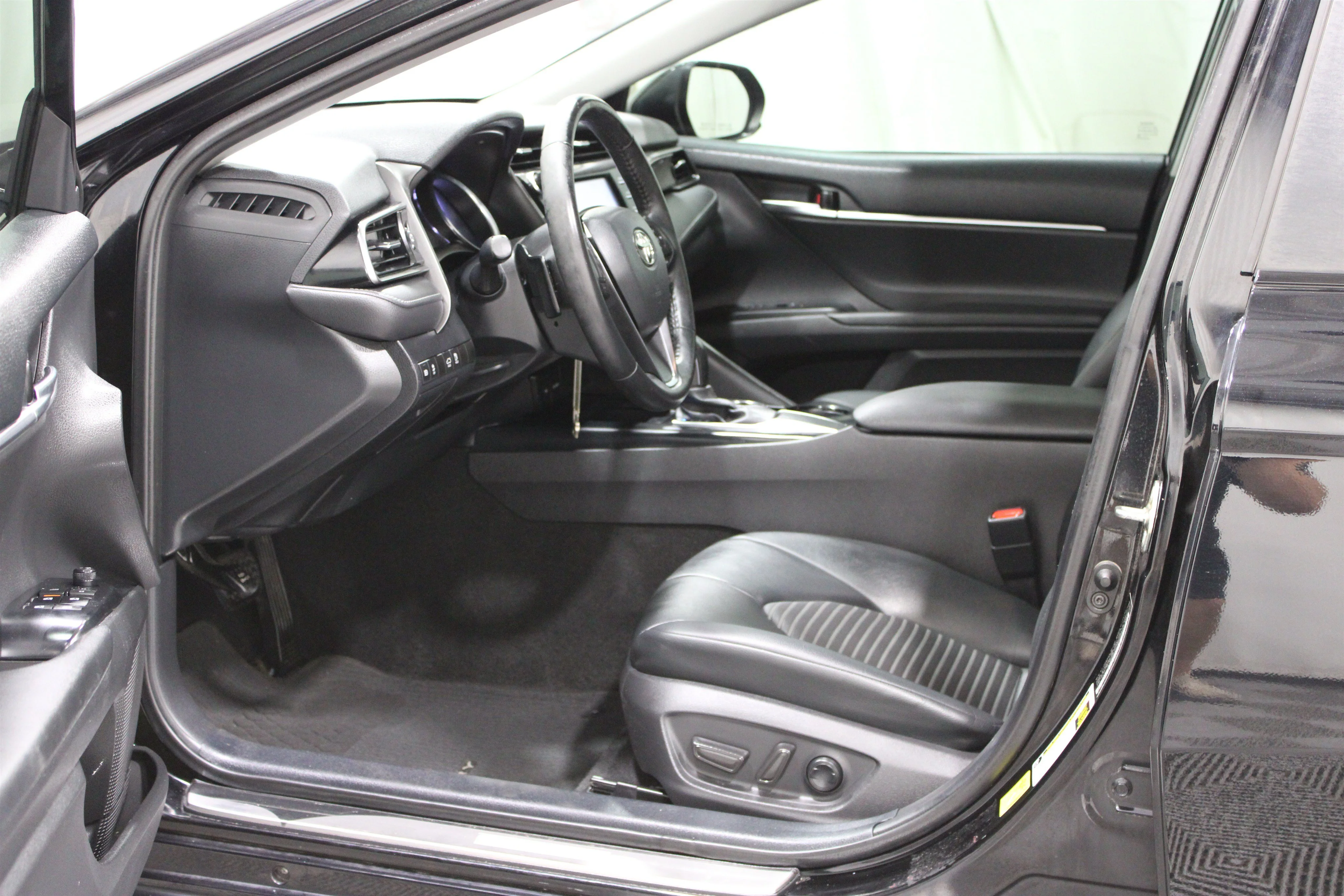Used 2020 Midnight Black Metallic Toyota SE Nightshade image 3