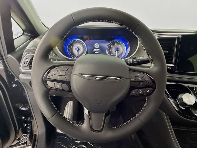 New 2027 Diamond Black Crystal Pearl-Coat Exterior Paint Chrysler Limited image 11