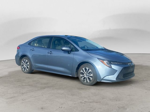 Used 2021  Toyota LE image 3
