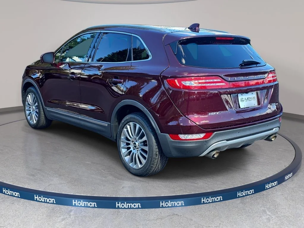Used 2017 Red Lincoln Reserve image 7
