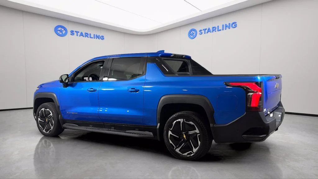 Used 2025 Riptide Blue Metallic Chevrolet LT - Extended Range image 4