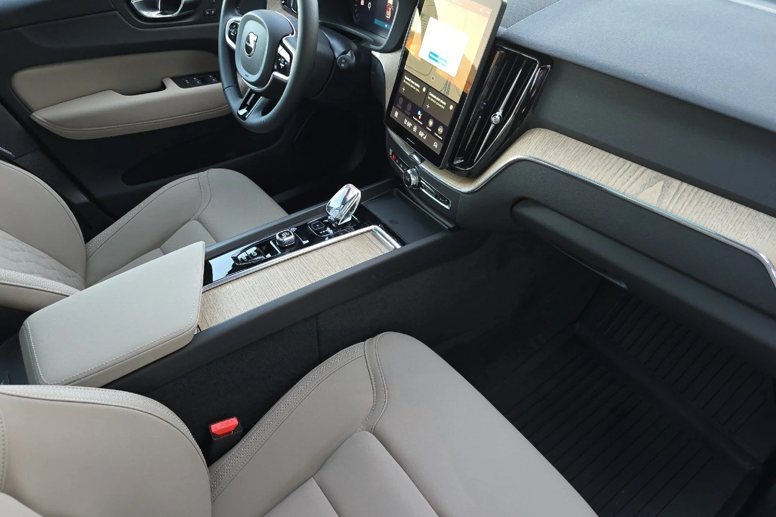 2026 Volvo XC60 Plus - Photo 15