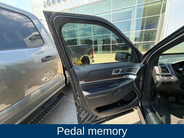 Used 2017  Ford Limited image 17