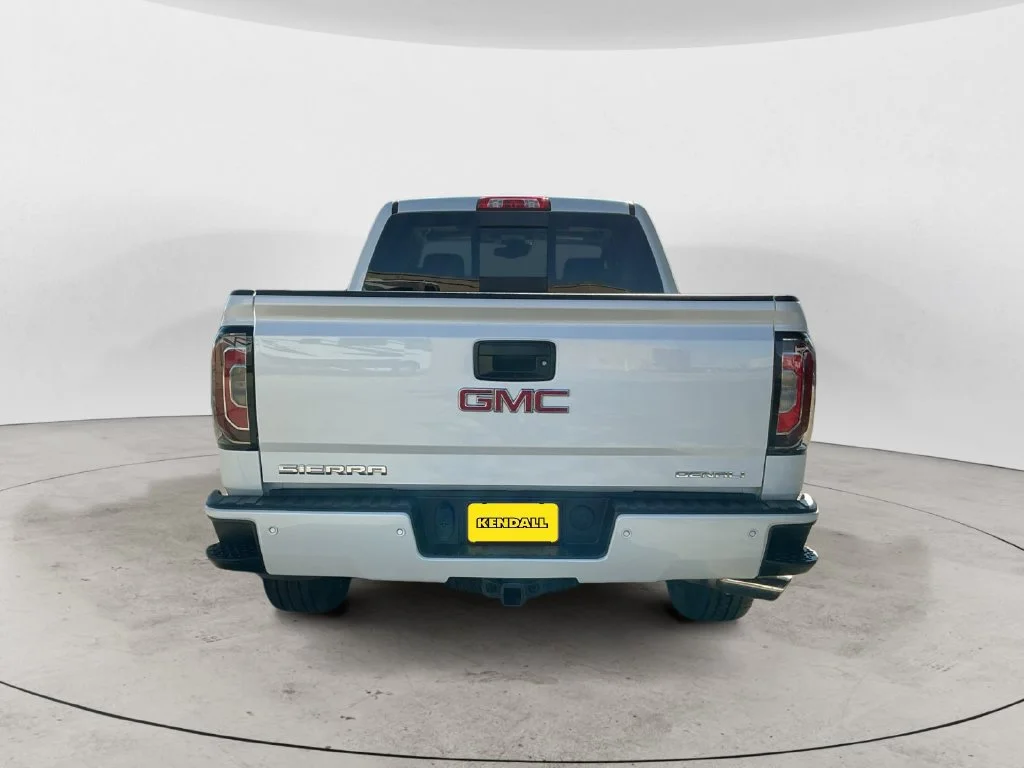 Used 2017 WHITE FROST TRICOAT GMC Denali image 10