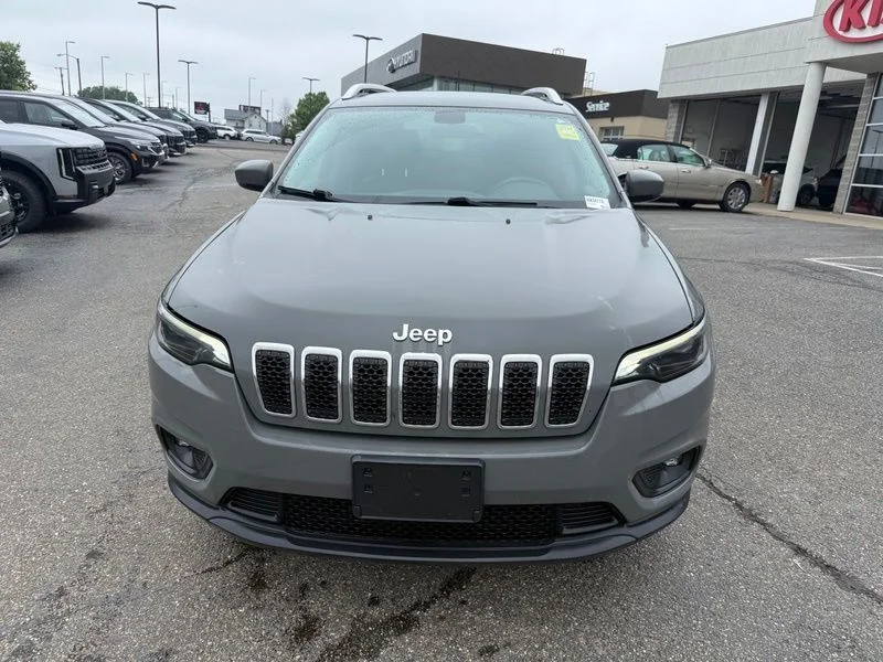 Used 2019 Gray Jeep Latitude Plus image 2
