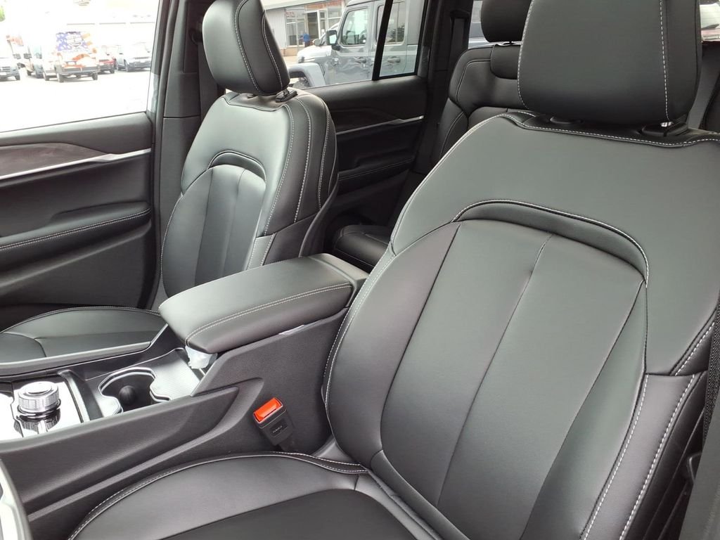 New 2026 Bright White Clear-Coat Exterior Paint Jeep Limited image 9