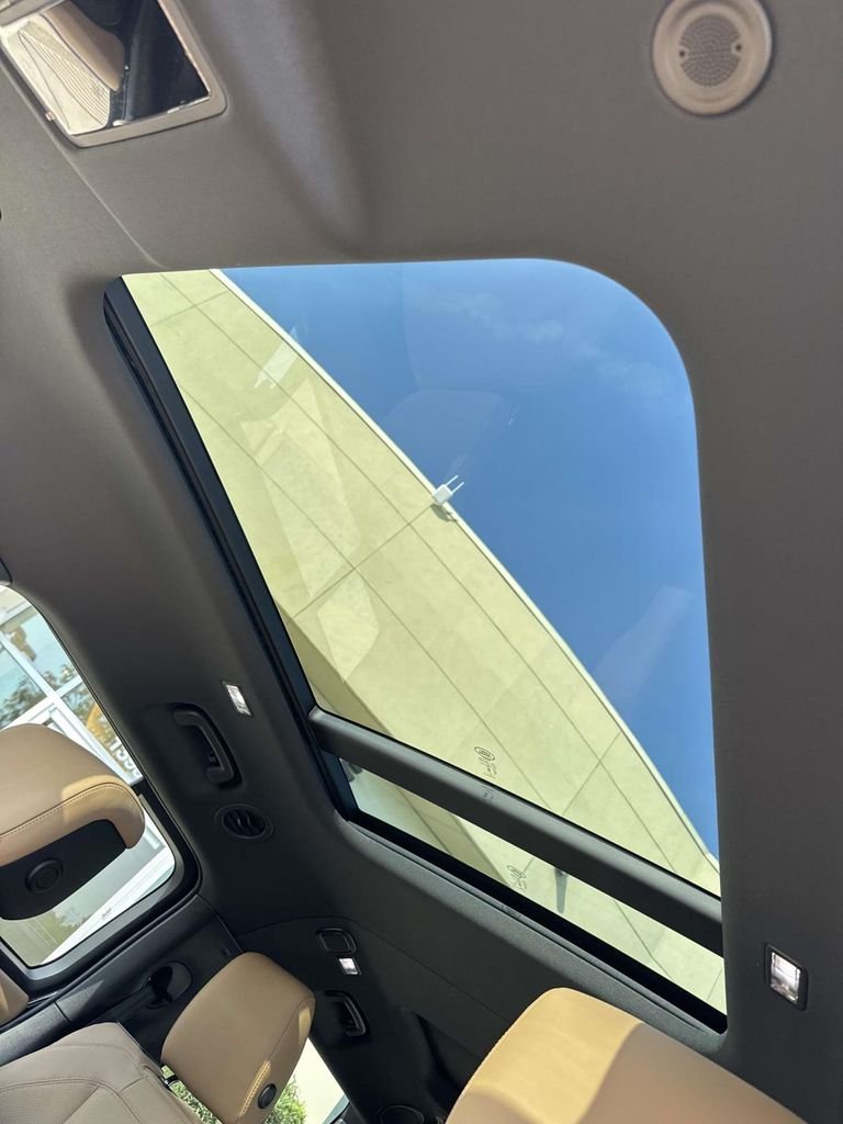 New 2026 Santorini Black Land Rover X-Dynamic SE image 11
