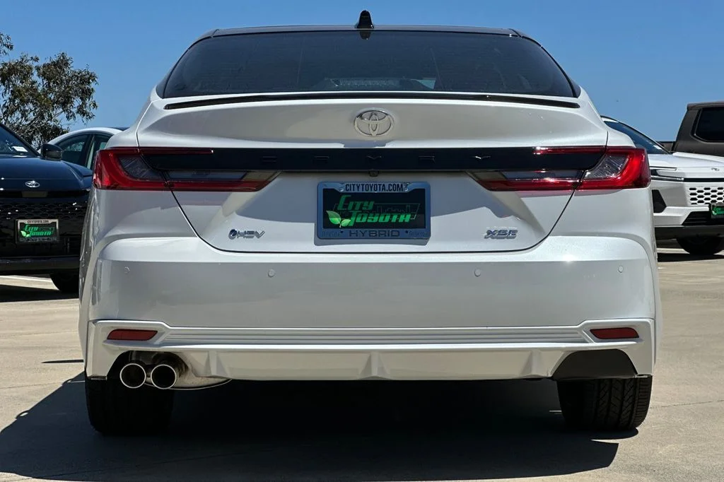 New 2026 Wind Chill Pearl with Midnight Black Metallic roof <sup>1</sup> Toyota  XSE image 5