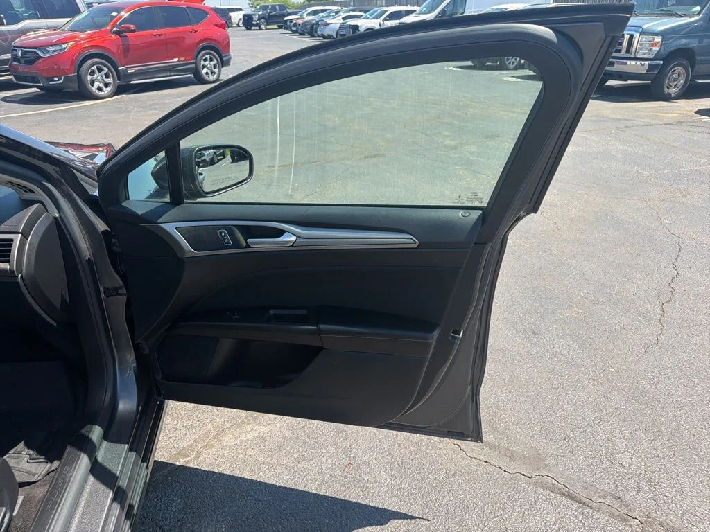 Used 2019 Gray Ford SE image 33