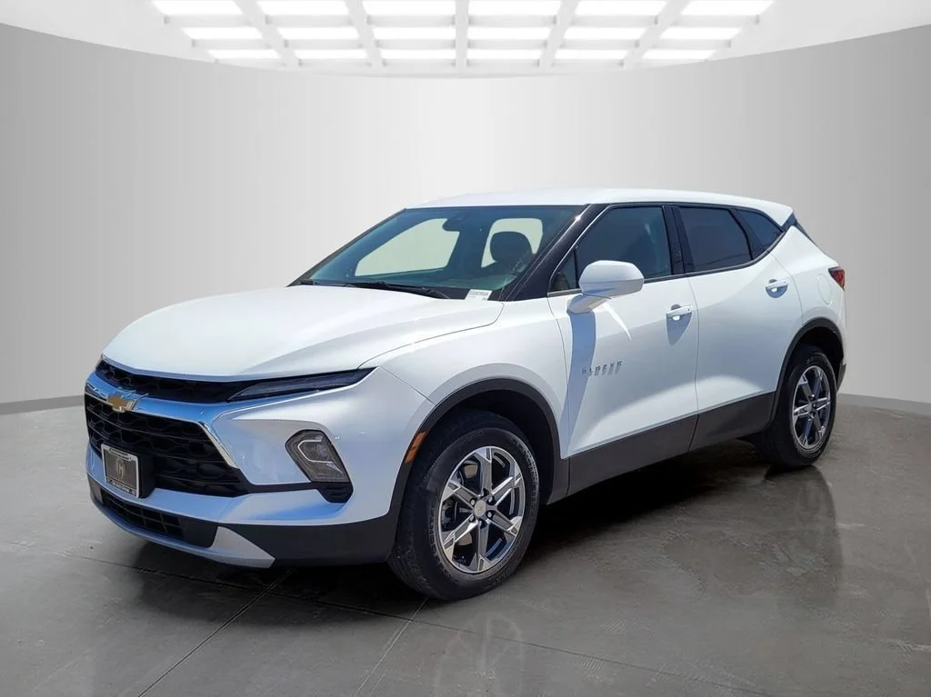 Used 2025 Summit White Chevrolet 2LT image 8