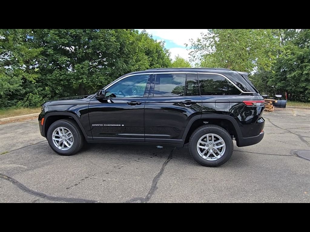 New 2026 Diamond Black Crystal Pearl-Coat Exterior Paint Jeep Laredo X image 5
