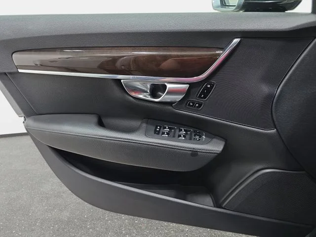 Used 2018 Gray Volvo T5 Momentum image 25