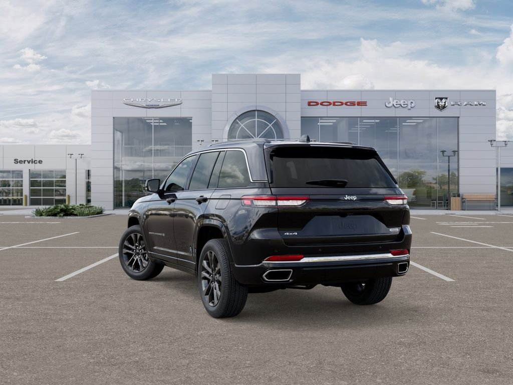 New 2025 Diamond Black Crystal Pearl-Coat Exterior Paint Jeep Overland image 3