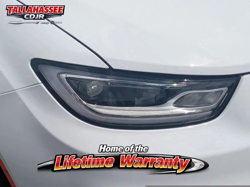New 2026 Bright White Clear-Coat Exterior Paint Chrysler Limited image 9