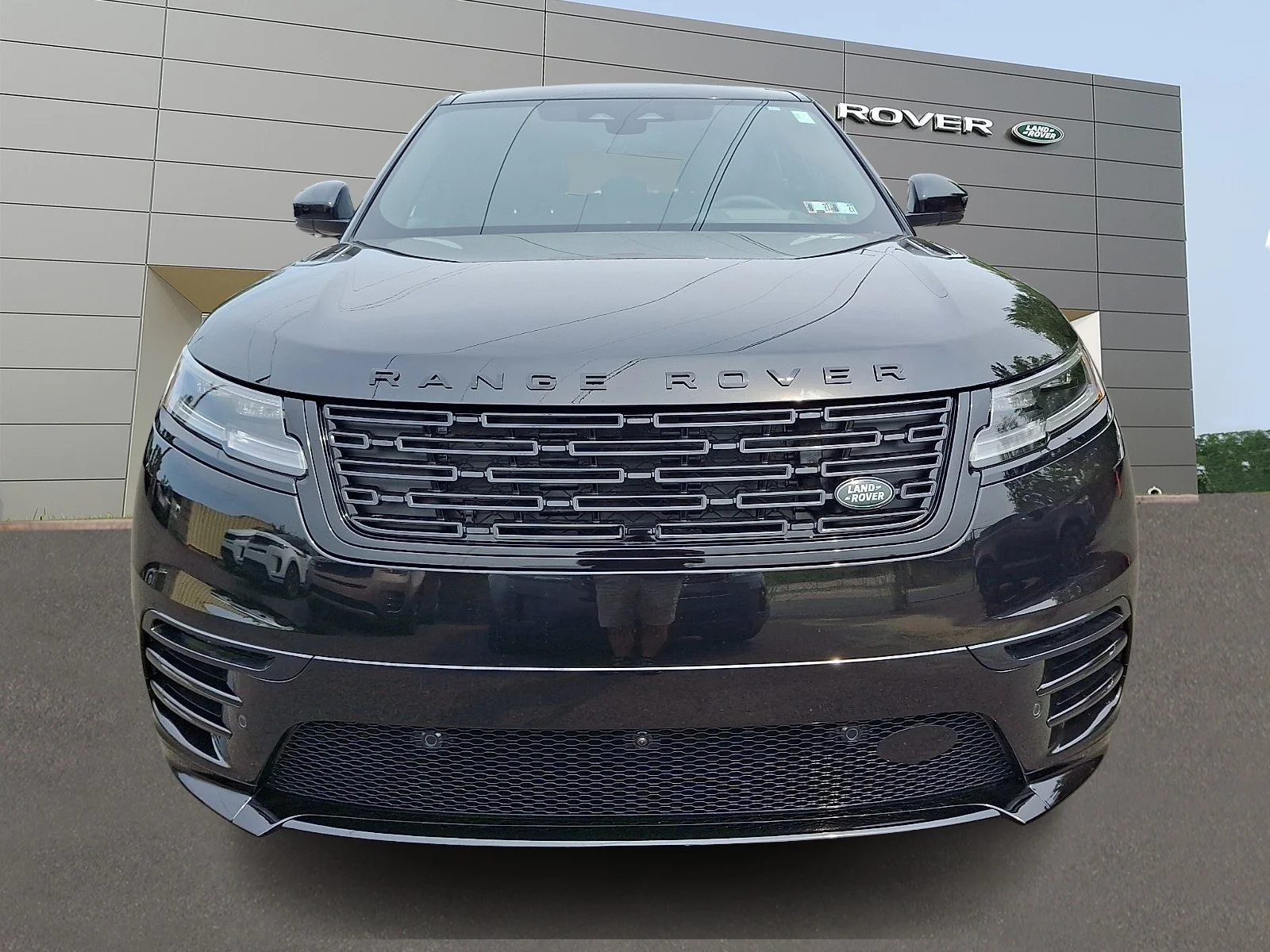 New 2026 Santorini Black Land Rover Belgravia Edition image 8