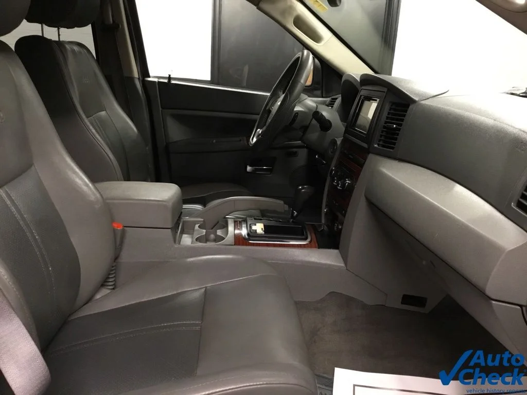 Used 2005 Red Jeep Limited image 35