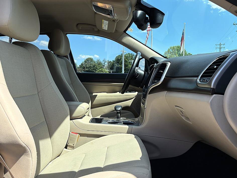 Used 2015 Granite Crystal Metallic Clearcoat Jeep Laredo image 13