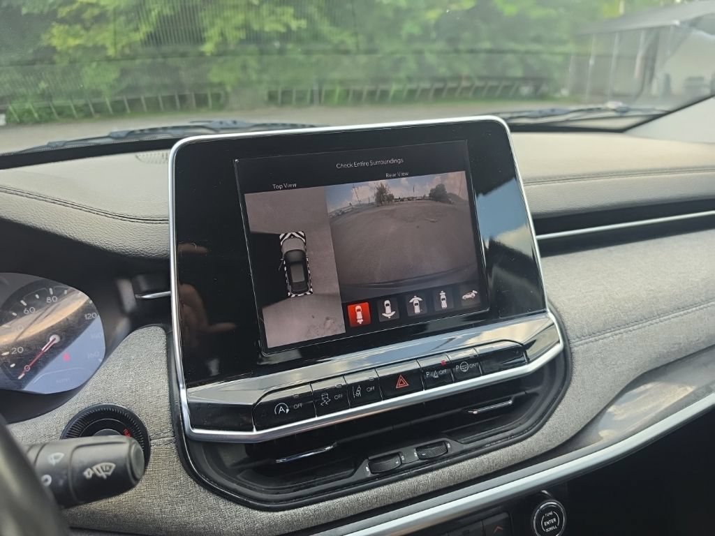 Used 2022 Gray Jeep Latitude FWD image 24