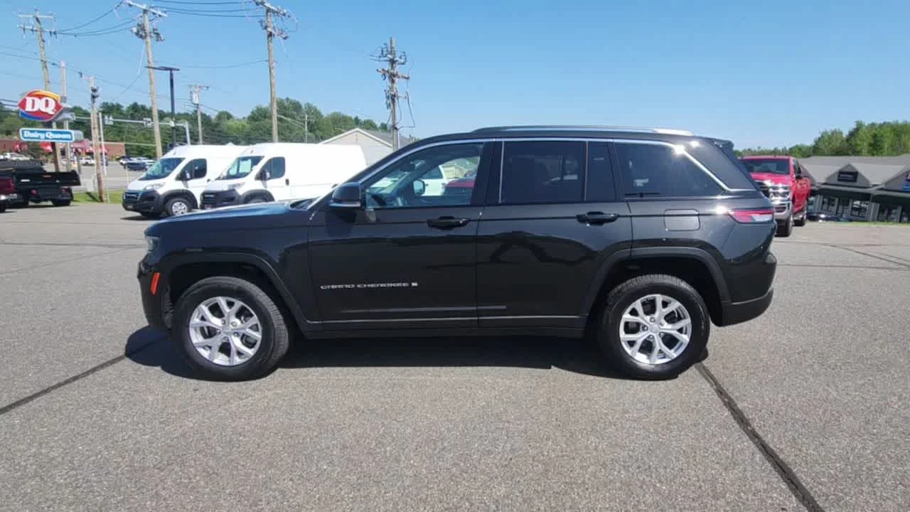 Used 2023 Rocky Mountain Pearlcoat Jeep Limited image 7