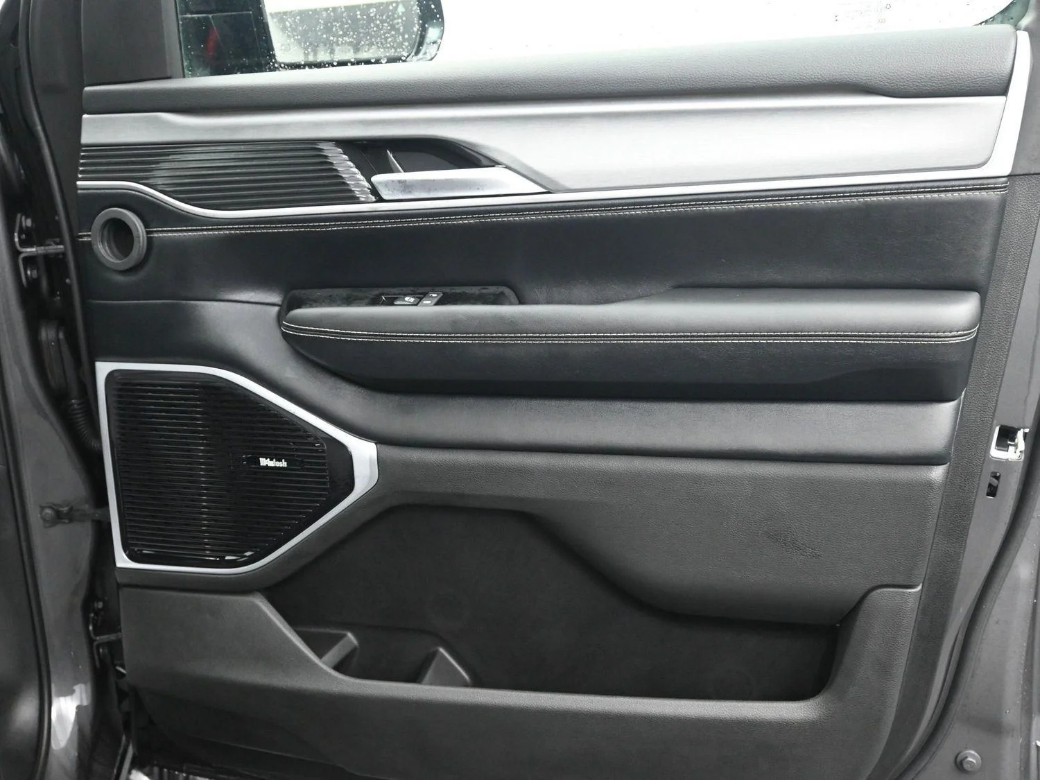 New 2026 Baltic-Gray Metallic Clear-Coat Exterior Paint Jeep Limited Reserve image 7