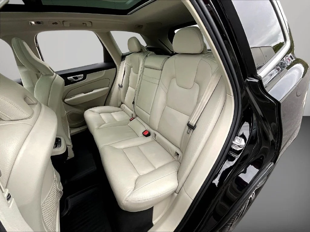 Used 2019 Onyx Black Metallic Volvo T6 Inscription image 21