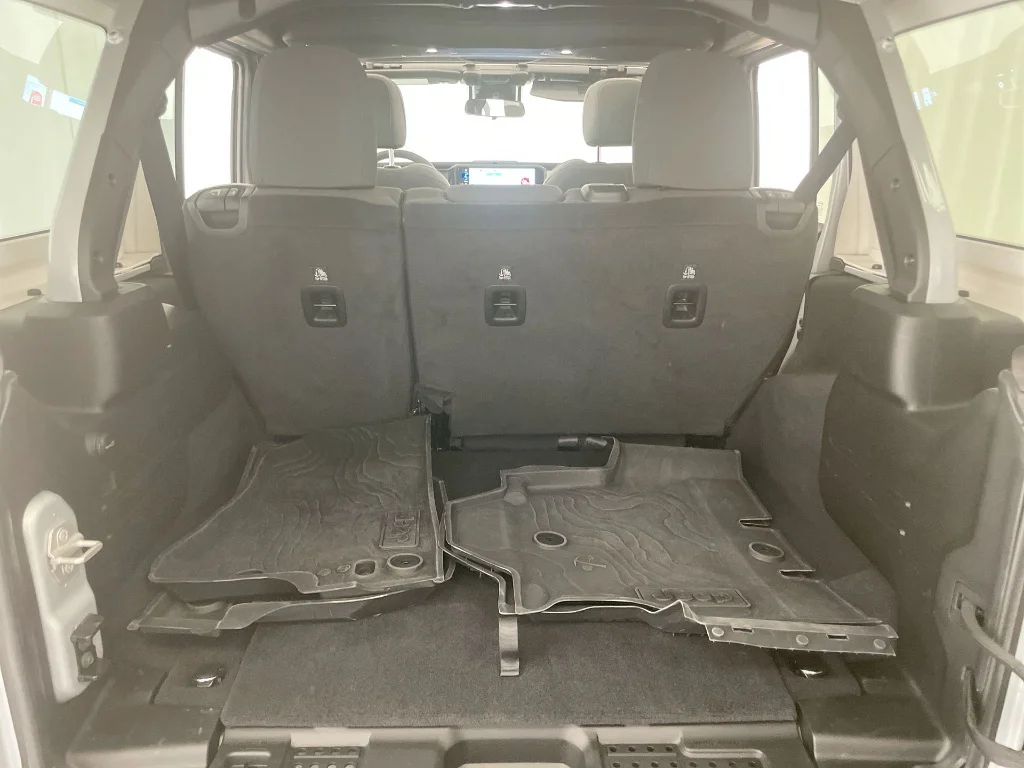 Used 2024 Silver Zynith Clear Coat Jeep Sahara image 25