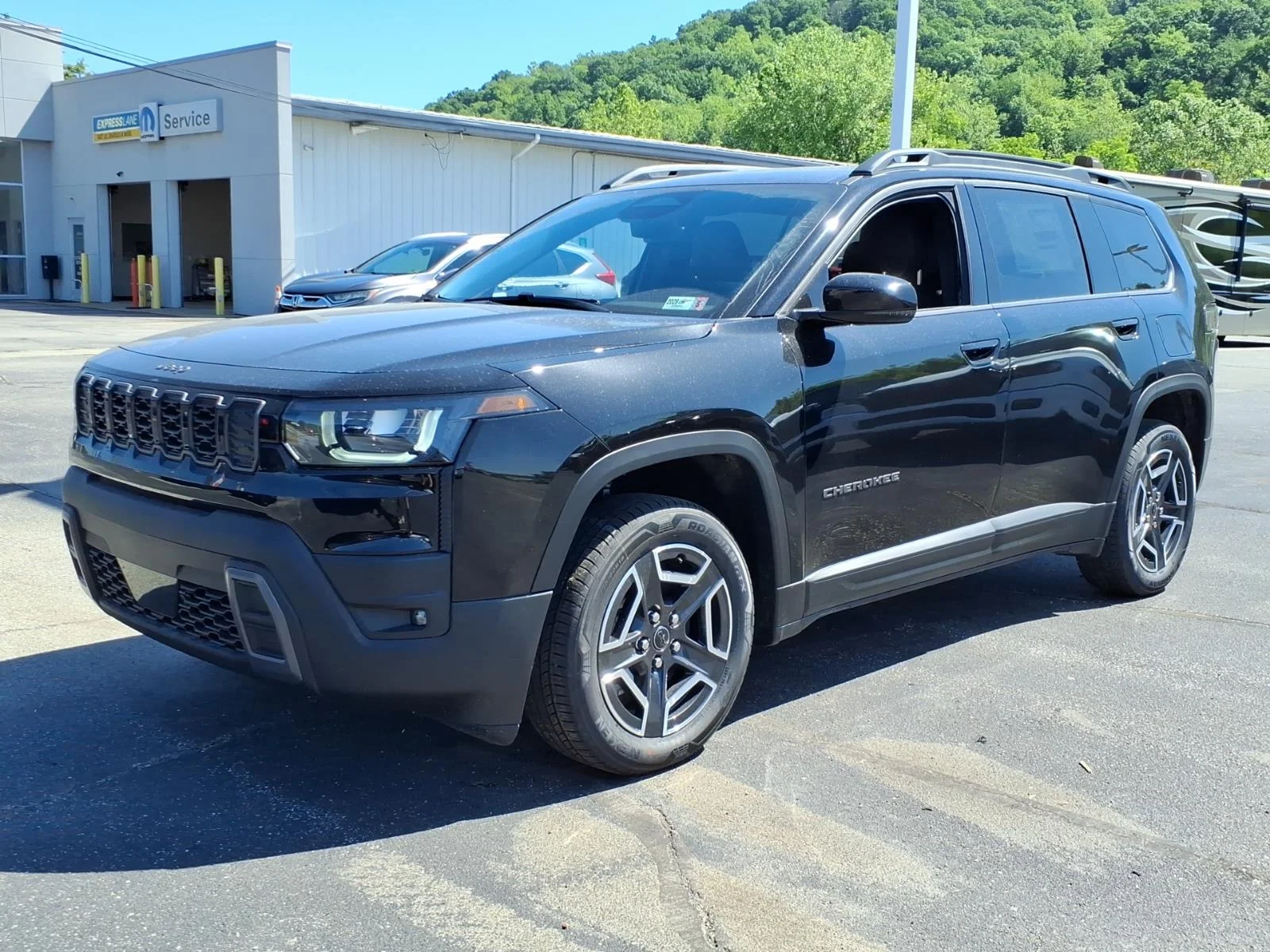 New 2026 Diamond Black Crystal Pearl-Coat Exterior Paint Jeep Limited image 2