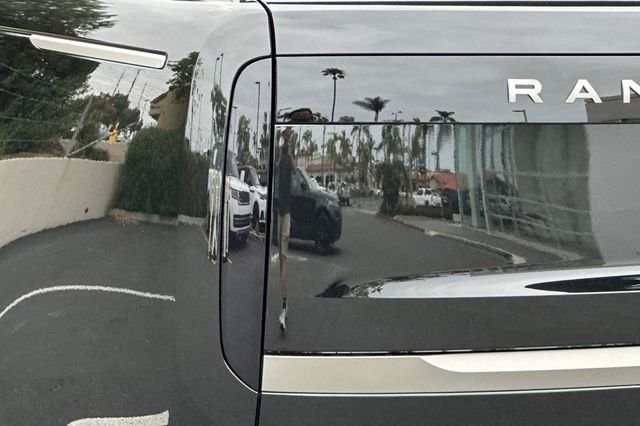 New 2026 Santorini Black LAND ROVER SE LWB 7-Seats / V8 image 25
