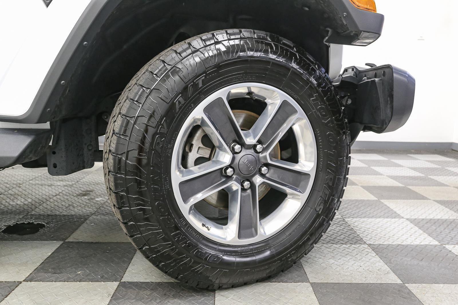 Used 2022 Bright White Clearcoat Jeep Unlimited Sahara image 17