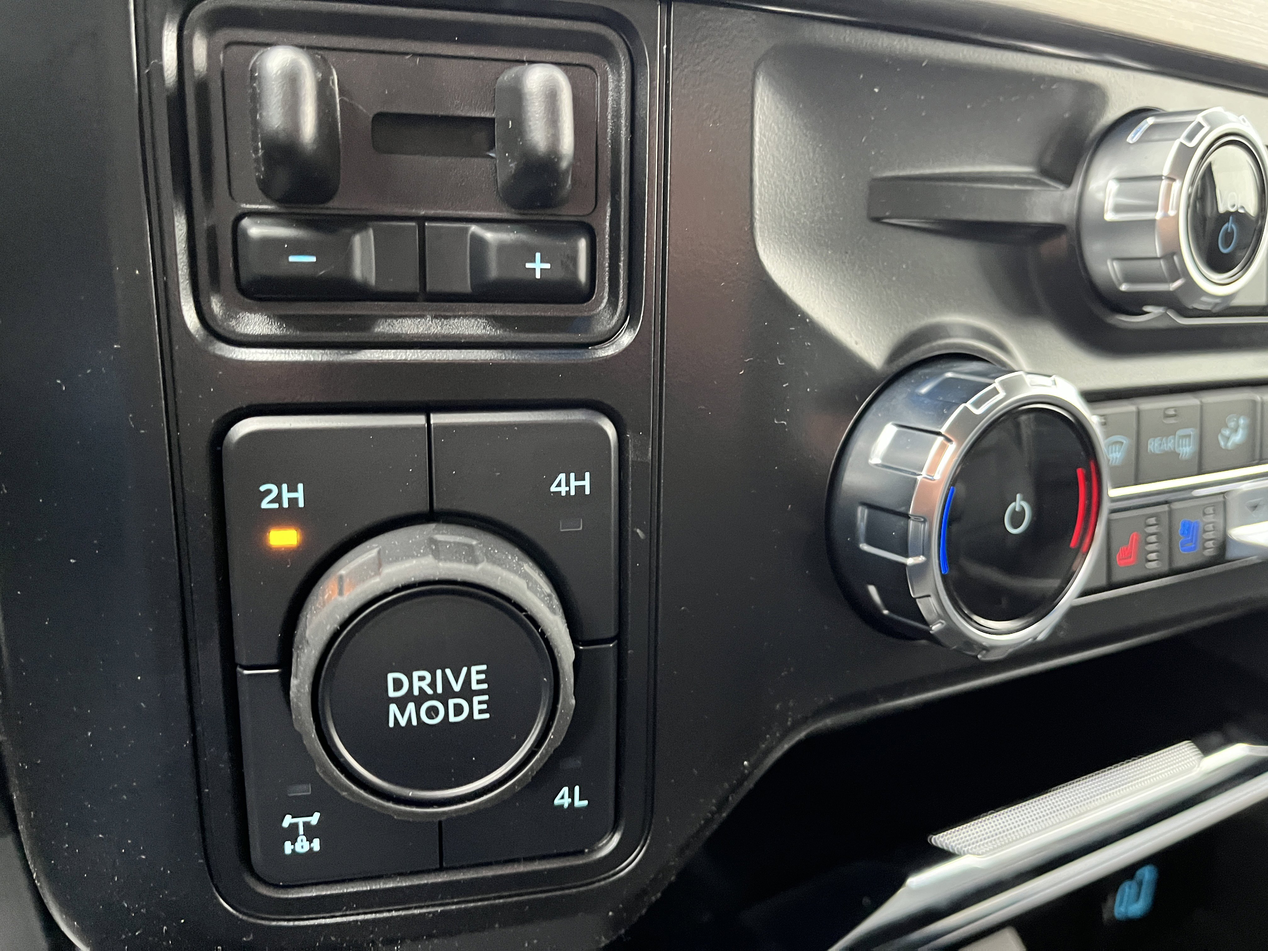 New 2026 Glacier Gray Metallic Tri-Coat Ford F-250® Lariat® image 26