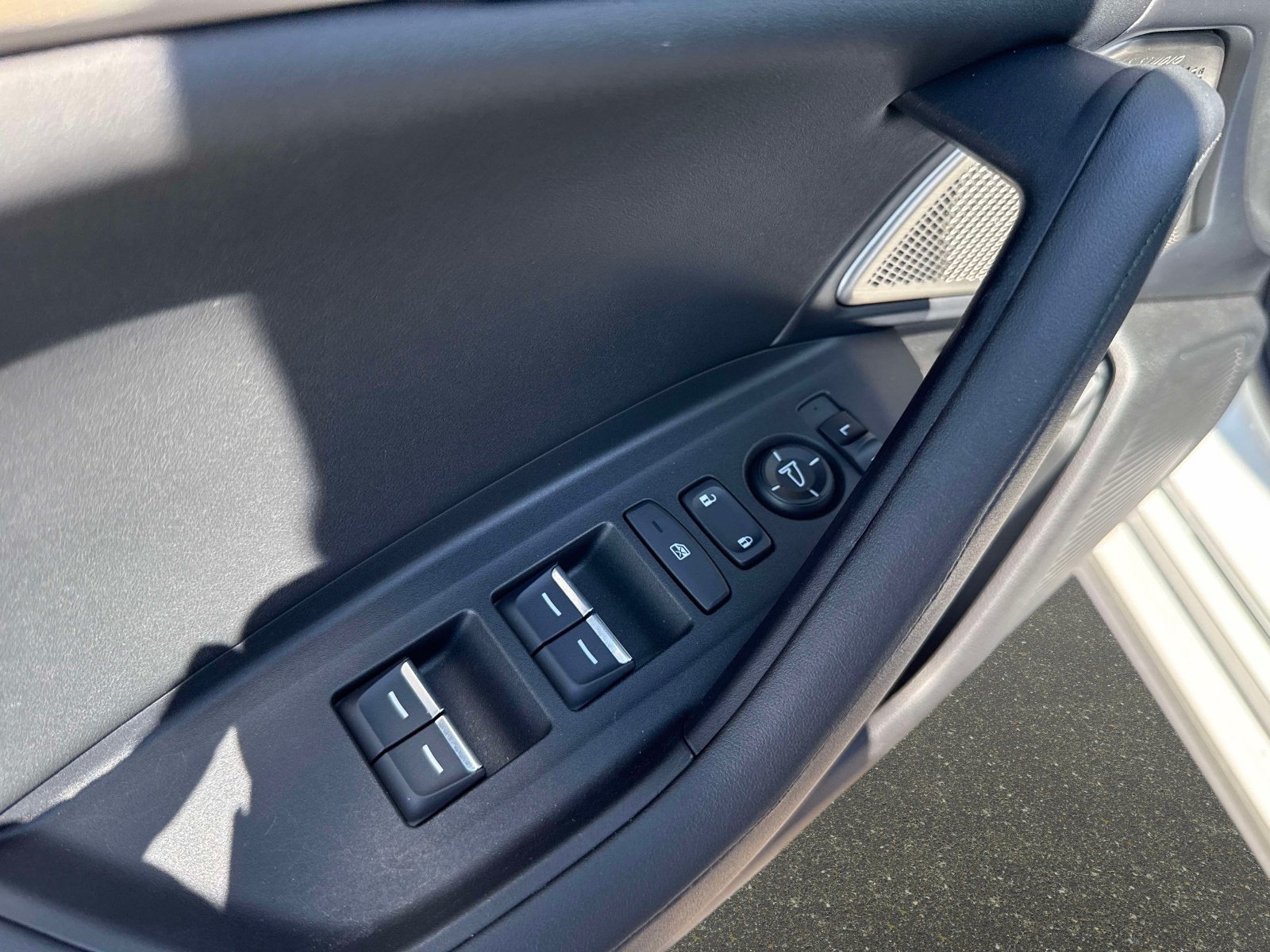Used 2023 Platinum White Acura w/Technology Package image 17